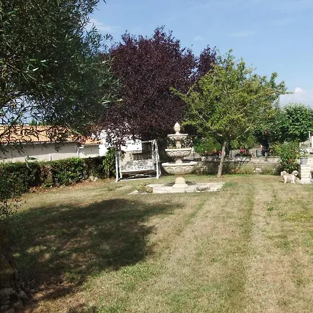 Au Coin Du Village Chenay (Deux-Sevres)